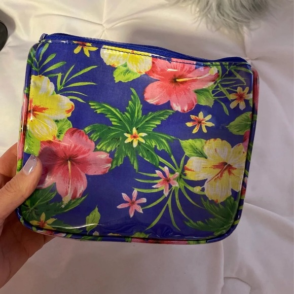 *FINAL CHANCE* Tropical cosmetics bag - Picture 1 of 4